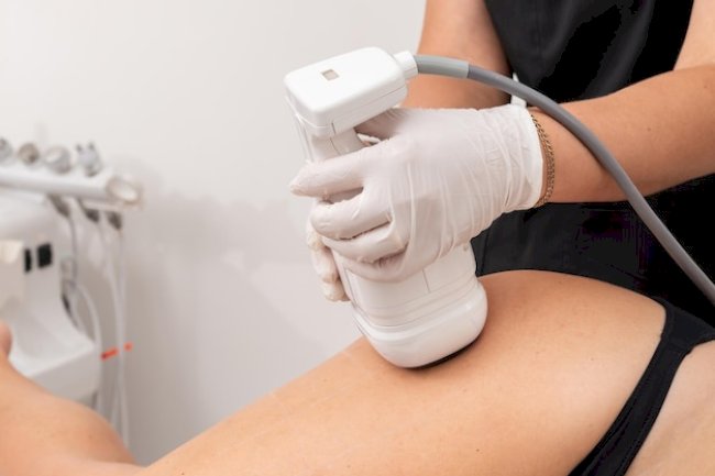 كيف يعمل ليبوسونيكس: العلم وراء نحت الجسم غير الجراحي