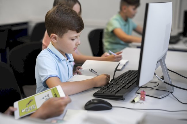 Why Pre-Teens Thrive in Structured Online Coding Bootcamps