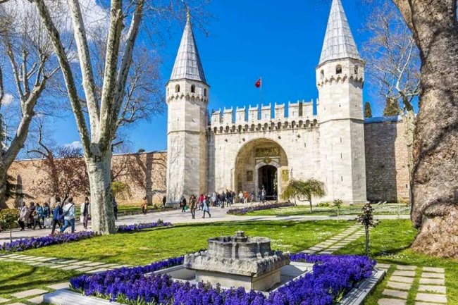 Topkapi Palace: Discovering the Heart of Ottoman Splendor