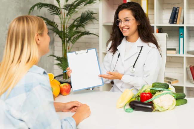 How can a nutritionist help with weight management?