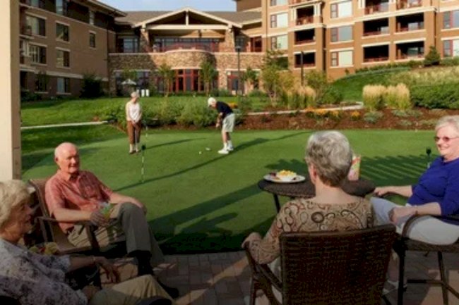 How Secure Courtyards Enhance Daily Life in Alzheimer’s Assisted Living