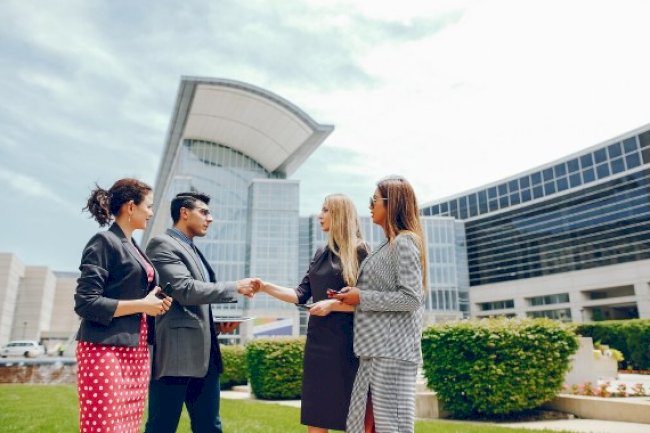 Self-Investing vs Hiring an Investment Manager in Singapore