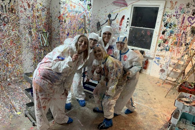 From Rage Painting to Neon Splash: Group Experiences at Splasherist