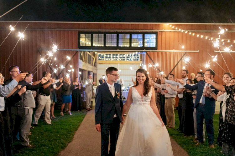 Why Are Wedding Barns in Michigan So Popular for Rustic and Elegant Celebrations?