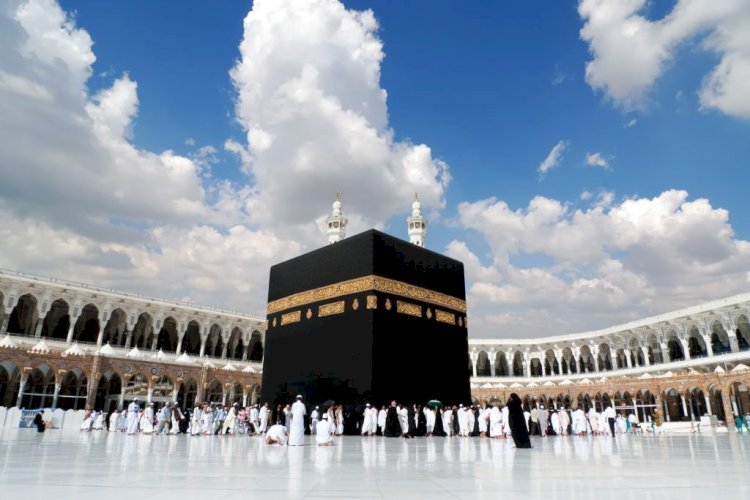 Can I plan a stopover in another country with my Umrah trip?