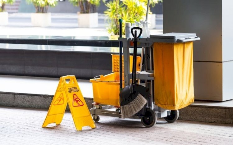 Outsourcing vs. Hiring: Deciding Between Commercial Janitorial Services and In-House Teams