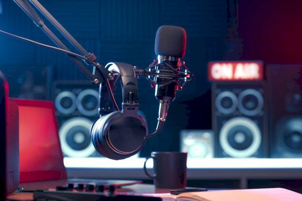 Are AI Tools Transforming the Traditional Podcast Studio Experience?