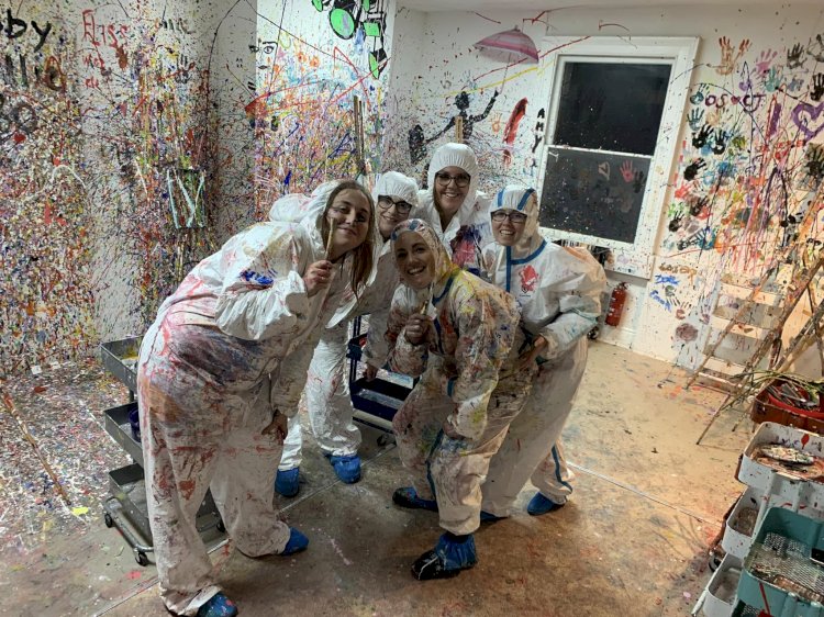From Rage Painting to Neon Splash: Group Experiences at Splasherist